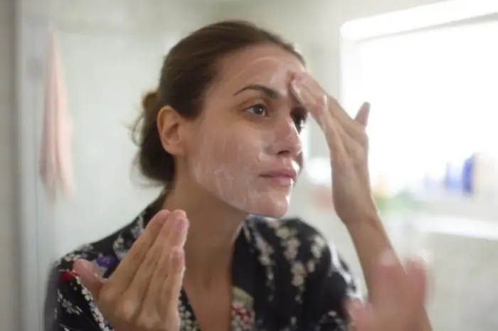 6 Rekomendasi Basic Skincare untuk Kulit Berjerawat